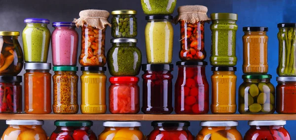 Gläser Mit Einer Vielzahl Von Eingelegtem Gemüse Und Obst Konserven — Stockfoto