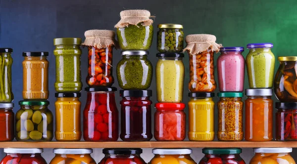 Befőttes Üvegek Különféle Pácolt Zöldségekkel Gyümölcsökkel Tartósított Élelmiszer — Stock Fotó