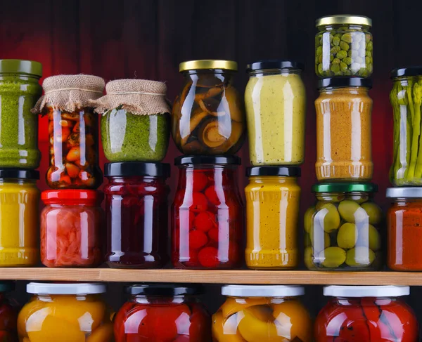 Potten Met Verschillende Soorten Gepekelde Groenten Fruit Conserven Van Levensmiddelen — Stockfoto