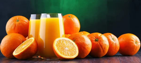 Vasos Con Zumo Naranja Recién Exprimido —  Fotos de Stock