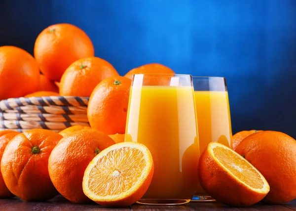 Γυαλιά Φρεσκοστυμμένο Χυμό Πορτοκαλιού Και Φρούτα — Φωτογραφία Αρχείου