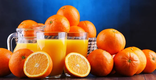 玻璃与鲜榨橙汁和水果 — 图库照片