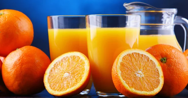 Glas Med Färskpressad Apelsinjuice Och Frukter — Stockfoto