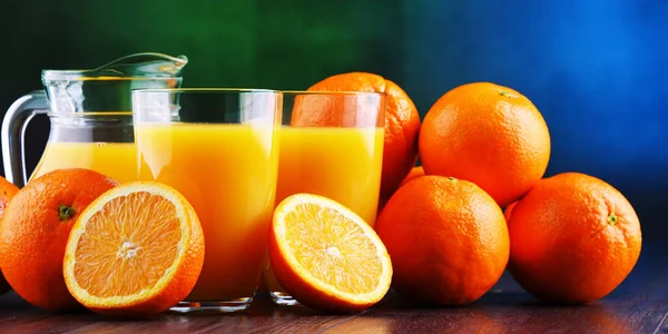 Γυαλιά Φρεσκοστυμμένο Χυμό Πορτοκαλιού Και Φρούτα — Φωτογραφία Αρχείου