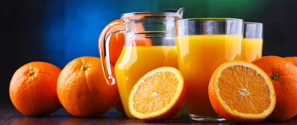 絞りたてのオレンジ ジュースと果物グラス — ストック写真
