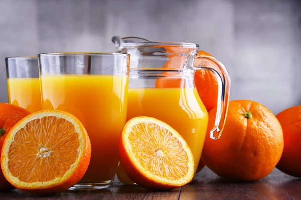 Vasos Con Zumo Naranja Recién Exprimido Frutas —  Fotos de Stock