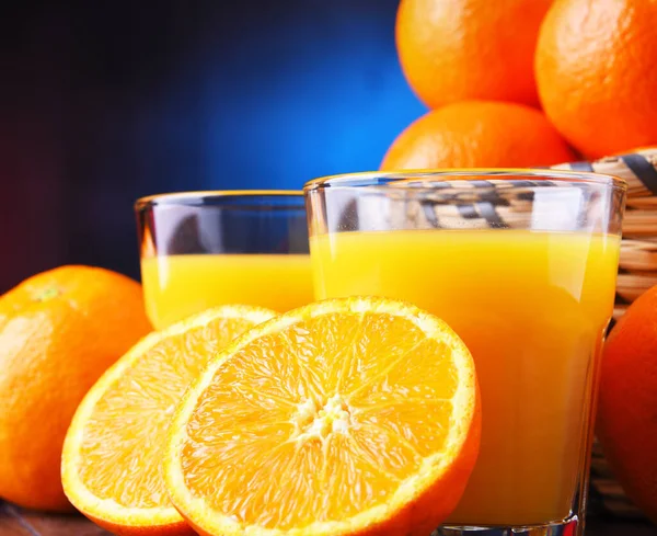 Bicchieri Con Succo Arancia Appena Spremuto Frutta — Foto Stock