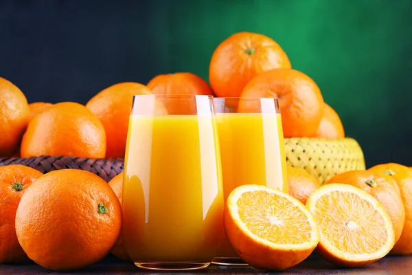 絞りたてのオレンジ ジュースのガラス — ストック写真