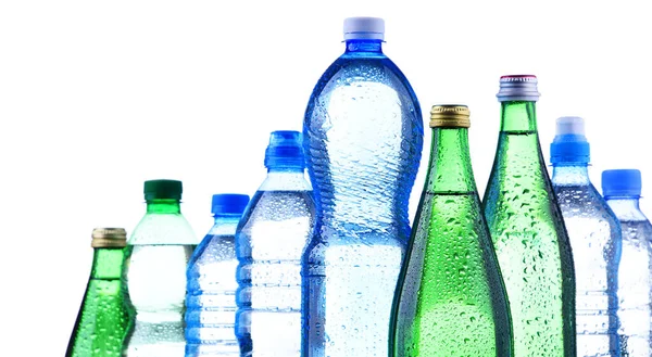 Samenstelling Met Verschillende Soorten Flessen Met Mineraalwater Geïsoleerd Wit — Stockfoto