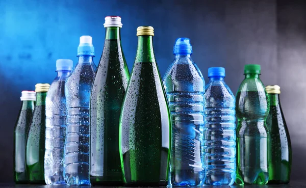 Composición Con Diferentes Tipos Botellas Que Contienen Agua Mineral — Foto de Stock