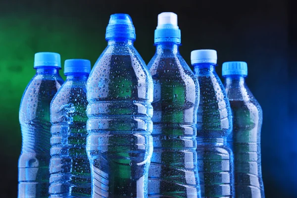 Komposisi Dengan Berbagai Macam Botol Yang Mengandung Air Mineral — Stok Foto
