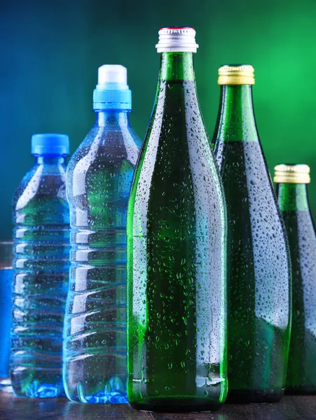 Samenstelling Met Verschillende Soorten Flessen Met Mineraalwater — Stockfoto