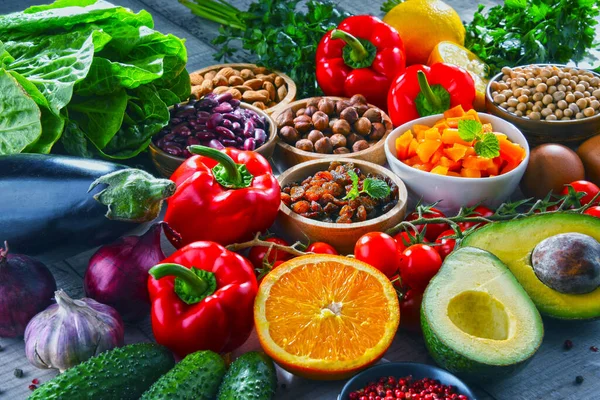 Composizione Con Prodotti Alimentari Biologici Assortiti Tavolo Cucina Legno — Foto Stock