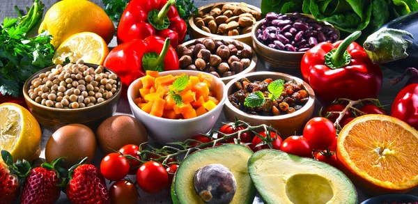 Ahşap mutfak masasında çeşitli organik gıda ürünleri.