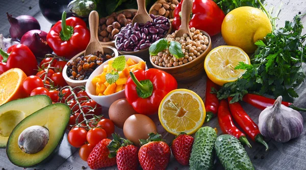 Samenstelling Met Diverse Biologische Voedingsmiddelen Houten Keukentafel — Stockfoto