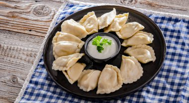 Ekşi kremalı klasik pieroji tabağıyla kompozisyon.