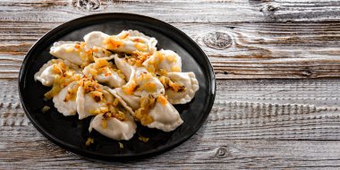 Bir tabak soğanlı klasik pieroji ile kompozisyon