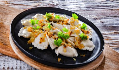 Bir tabak soğanlı klasik pieroji ile kompozisyon