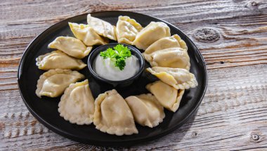 Ekşi kremalı klasik pieroji tabağıyla kompozisyon.