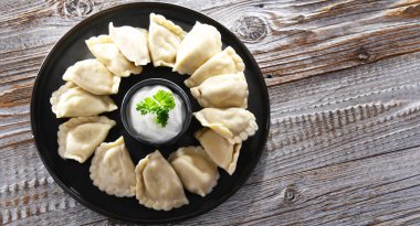 Ekşi kremalı klasik pieroji tabağıyla kompozisyon.