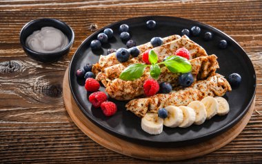 Peynirli ve meyveli bir tabak krep.