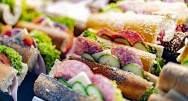 Fast food restoranında taze hazırlanmış sandviçler satılıyor..