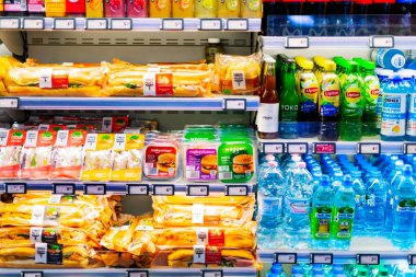 POZNAN, POL - 12 MAR 2022: Bir marketteki ticari buzdolabında sergilenen önceden paketlenmiş yiyecek ve içecekler