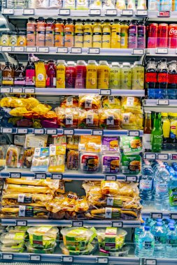 POZNAN, POL - 12 MAR 2022: Bir marketteki ticari buzdolabında sergilenen önceden paketlenmiş yiyecek ve içecekler