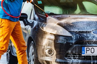 Madeni parayla çalışan oto yıkamada bir araç.