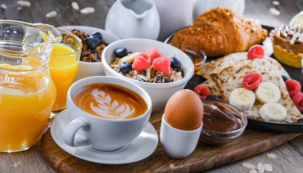 Frühstück Mit Kaffee Orangensaft Pfannkuchen Croissants Müsli Und Obst — Stockfoto