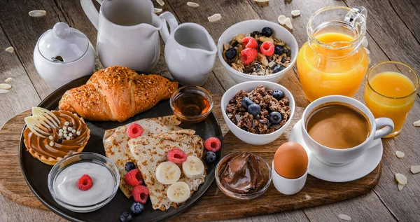 Desayuno Servido Con Café Zumo Naranja Tortitas Croissants Cereales Frutas — Foto de Stock