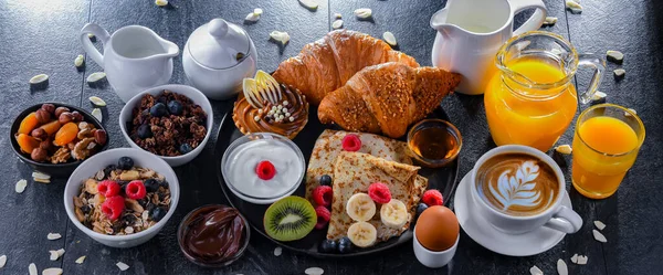 Desayuno Servido Con Café Zumo Naranja Tortitas Croissants Cereales Frutas — Foto de Stock