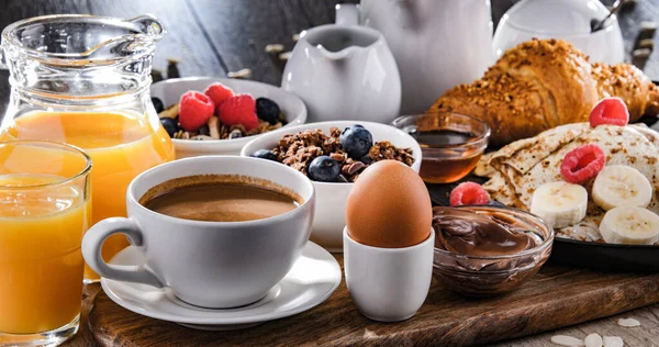 Πρωινό Σερβίρεται Καφέ Χυμό Πορτοκαλιού Τηγανίτες Κρουασάν Δημητριακά Και Φρούτα — Φωτογραφία Αρχείου