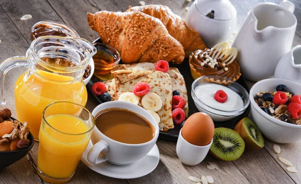 Frühstück Mit Kaffee Orangensaft Pfannkuchen Croissants Müsli Und Obst — Stockfoto