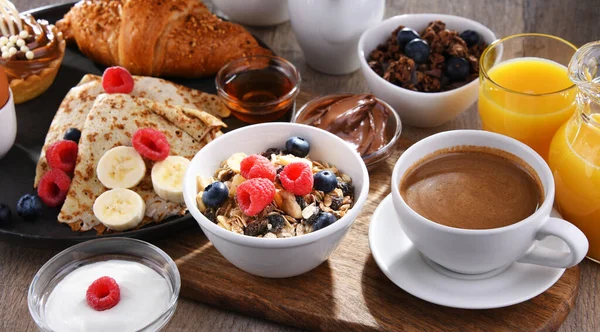 Frühstück Mit Kaffee Orangensaft Pfannkuchen Croissants Müsli Und Obst — Stockfoto