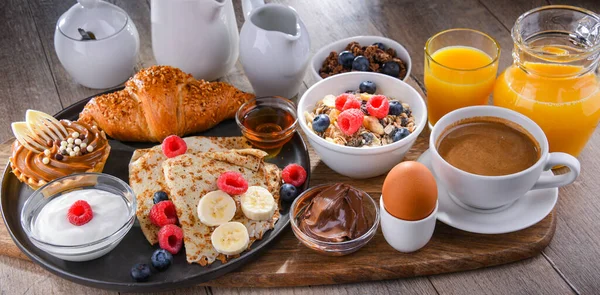 Snídaně Podávaná Kávou Pomerančovým Džusem Palačinkami Croissanty Cereáliemi Ovocem — Stock fotografie