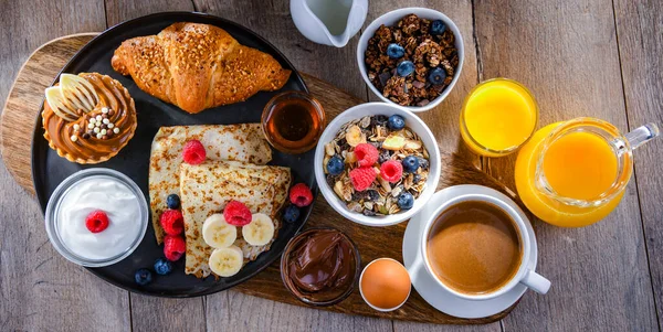 Ontbijt Geserveerd Met Koffie Sinaasappelsap Pannenkoeken Croissants Granen Fruit — Stockfoto