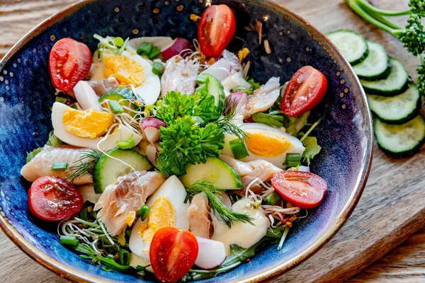 Sepiring Salad Sayuran Dengan Ikan Trout Dan Telur — Stok Foto