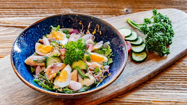 Egy Tál Zöldséges Saláta Pisztránggal Tojással — Stock Fotó