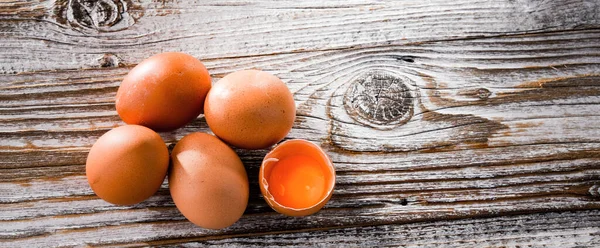 Composición Con Cinco Huevos Pollo Sobre Una Mesa Madera — Foto de Stock