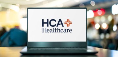 POZNAN, POL - 25 Şubat 2022: FHCA Sağlık Hizmetleri logosu sunan dizüstü bilgisayar, 1968 yılında kurulan kar amacı güden bir sağlık hizmetleri operatörü.