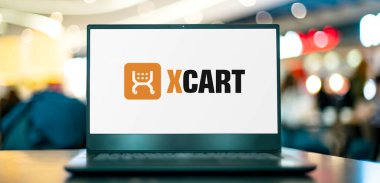 POZNAN, POL - 25 Şubat 2022: SaaS çözeltisi yoluyla veya indirme paketi yoluyla dağıtılan ticari bir açık kaynak alışveriş arabası platformu olan X-Cart 'ın logosunu gösteren dizüstü bilgisayar