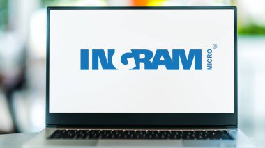 POZNAN, POL - 20 NOV 2021: Ingram Micro 'nun logosunu gösteren dizüstü bilgisayar, bilgi teknolojisi ürünleri ve hizmetlerinin Amerikalı dağıtımcısı