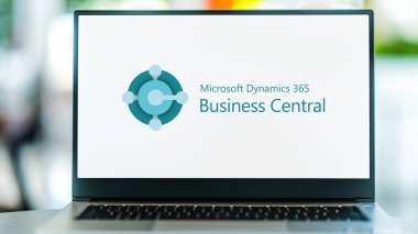 POZNAN, POL - NOV 20, 2021: Microsoft Dynamics 365 Business Central 'ın logosunu gösteren dizüstü bilgisayar, Microsoft' tan bir girişim kaynak planlaması (ERP) sistemi