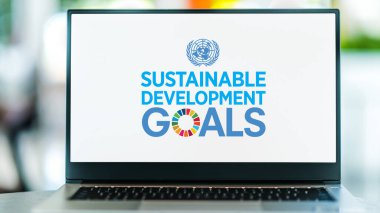 POZNAN, POL - NOV 20, 2021: Sürdürülebilir Kalkınma Hedeflerinin logosunu gösteren dizüstü bilgisayar, Birleşmiş Milletler Genel Kurulu tarafından 2015 yılında kurulan birbiriyle bağlantılı 17 küresel hedeften oluşan bir derleme
