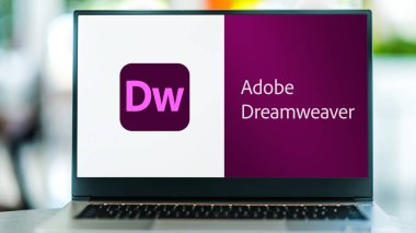 POZNAN, POL - SEP 22, 2021: Adobe Inc. 'den bir tescilli ağ geliştirme aracı olan Adobe Dreamweaver' ın logosunu gösteren dizüstü bilgisayar