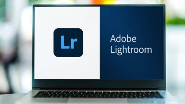 POZNAN, POL - SEP 22, 2021: Adobe Systems tarafından geliştirilen görüntü düzenleme ve görüntü işleme yazılımı ailesi Adobe Lightroom 'un logosunu gösteren dizüstü bilgisayar