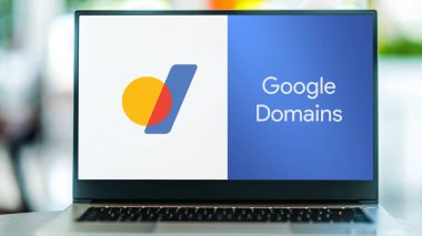 POZNAN, POL - SEP 22, 2021: Google tarafından işletilen bir alan adı kayıt işçisi olan Google Alan Adlarının logosunu gösteren dizüstü bilgisayar