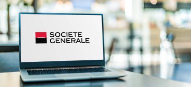 POZNAN, POL - SEP 23, 2020: Fransa merkezli çok uluslu yatırım bankası ve finans hizmetleri şirketi Societe Gnenerale 'in logosunu gösteren dizüstü bilgisayar