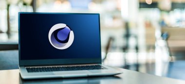 POZNAN, POL - SEP 23, 2020: Alman Maxon firması tarafından geliştirilen 3D yazılım paketi Cinema 4D 'nin logosunu gösteren dizüstü bilgisayar